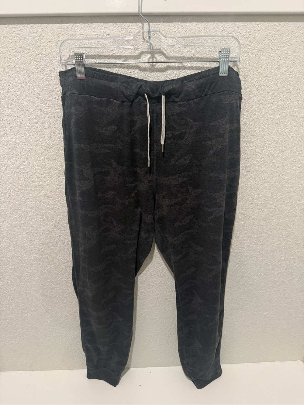 Vuori Men's Charcoal Camo Joggers